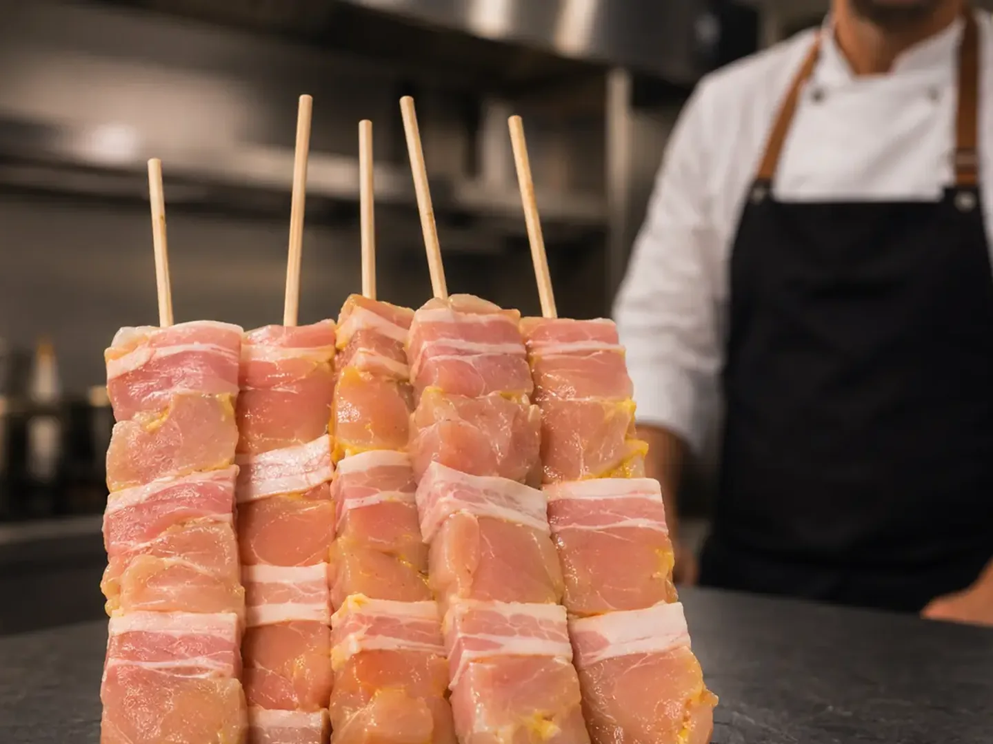Espeto de Frango com Bacon in natura em cozinha profissional